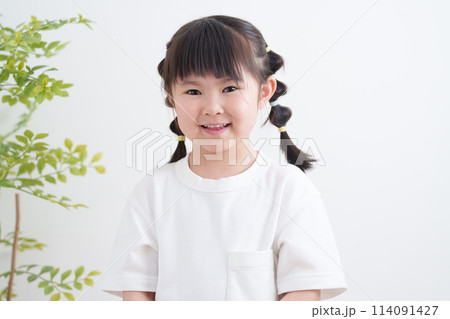 笑顔の子供 114091427
