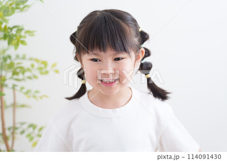 笑顔の子供 114091430