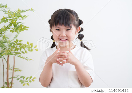 笑顔の子供 114091432