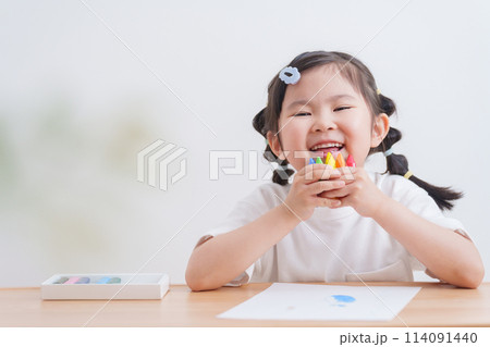 クレヨンでお絵描きする子供 クレヨンでお絵描きする子供 114091440