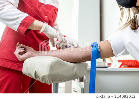 take a blood test with a syringe in the clinic 114092012