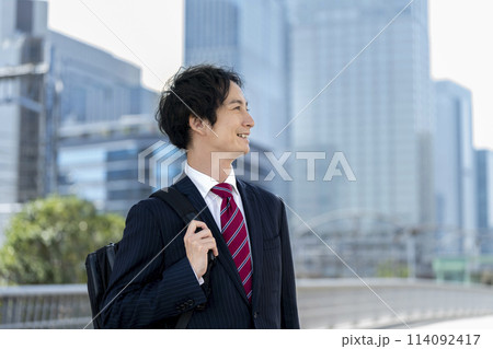 30代のビジネスマン 横顔 30代のビジネスマン 横顔 114092417