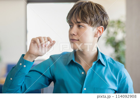 考えるグローバルな男性 114092908