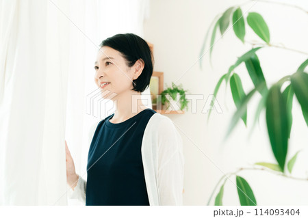 朝の日差しを浴びる女ミドル女性 114093404