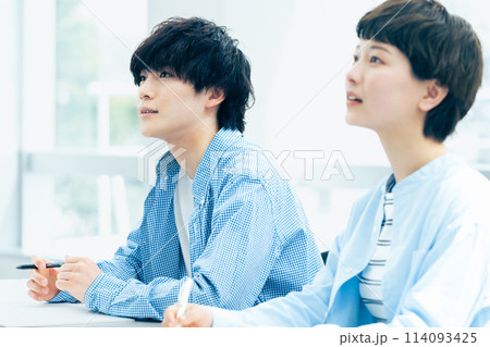 講義を受ける若い男女 114093425