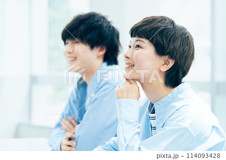 講義を受ける若い男女 講義を受ける若い男女 114093428