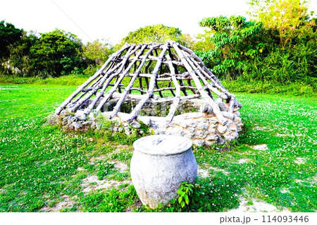 縄文時代へタイムスリップ・伊計島の仲原遺跡 縄文時代へタイムスリップ・伊計島の仲原遺跡 114093446