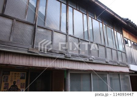 ひがし茶屋街の木枠の窓 ひがし茶屋街の木枠の窓 114093447