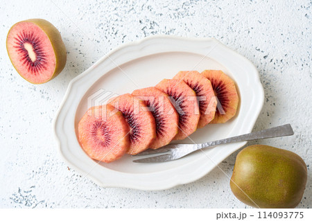 スライスしたキウイフルーツ ルビーレッド スライスしたキウイフルーツ ルビーレッド 114093775