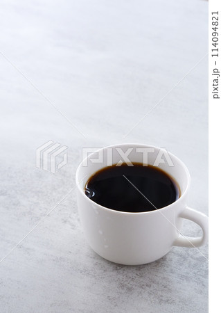 淹れたてのコーヒーが入ったコーヒーカップ 114094821