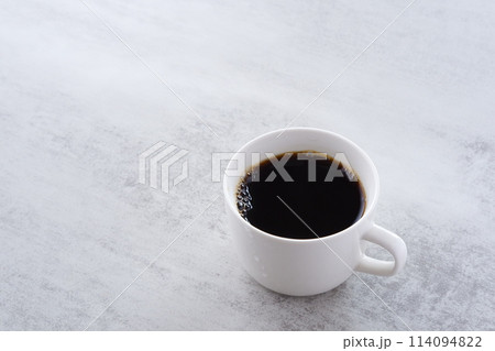 淹れたてのコーヒーが入ったコーヒーカップ 114094822