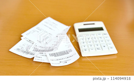 たくさんのレシートと電卓 114094918