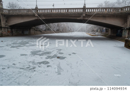 A view of a frozen river 114094934