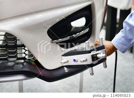 Hand-held 3D laser scanners measure the accuracy of automotive parts. in industrial plants Hand-held 3D laser scanners measure the accuracy of automotive parts. in industrial plants 114095023
