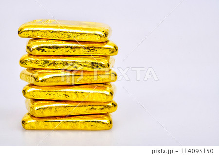 Close up photo a gold bars on white background 114095150