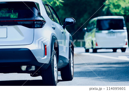 駐車しているクルマを追い越す並行車 114095601