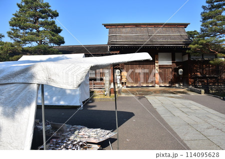日本の岐阜県の高山市　高山陣屋の前で開催される市場　陣屋前朝市と美しい青空 114095628