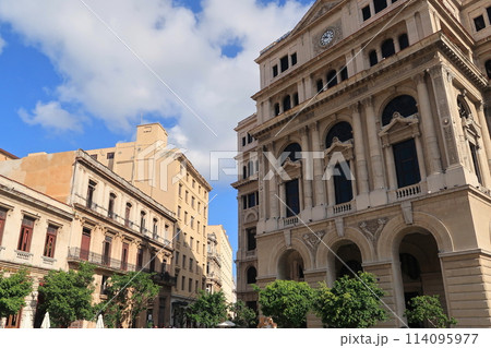 ハバナ旧市街にあるサン・フランシスコ広場から晴天の空と街並みを眺める（キューバ ハバナ） 114095977