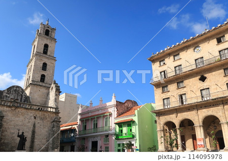 ハバナ旧市街にあるサン・フランシスコ広場から晴天の空と街並みを眺める(キューバ ハバナ) ハバナ旧市街にあるサン・フランシスコ広場から晴天の空と街並みを眺める(キューバ ハバナ) 114095978