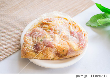 鶏もも肉に味付けをつける 114096315