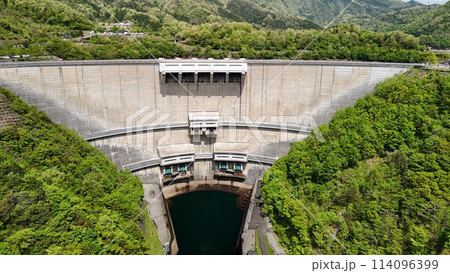 【温井ダム放流】ドローン空撮_No05 【温井ダム放流】ドローン空撮_No05 114096399