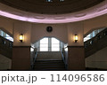 重厚な洋館のホールと階段 114096586