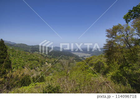 しろ池からの根知谷の眺め 新潟県糸魚川市 しろ池からの根知谷の眺め 新潟県糸魚川市 114096718