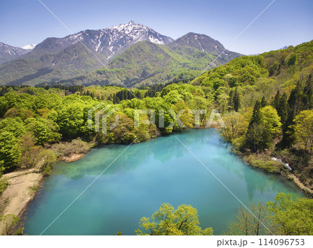 美しいしろ池と雨飾山　新潟県糸魚川市（ドローンによる空撮） 114096753