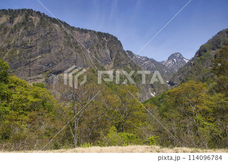 海谷三峡パークからの鉢山と大岩壁の壮大な眺め　新潟県糸魚川市 114096784