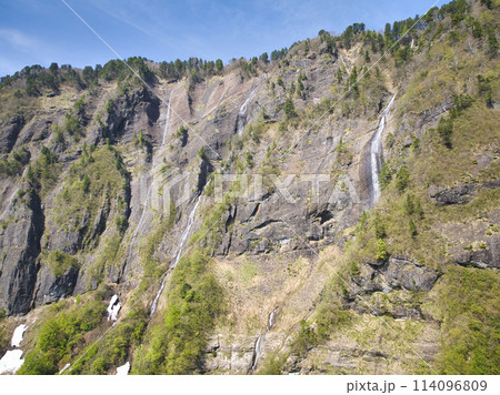 海谷渓谷の大岩壁の壮大な眺め　新潟県糸魚川市（ドローンによる空撮） 114096809