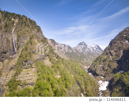 海谷渓谷・鉢山と大岩壁の壮大な眺め　新潟県糸魚川市（ドローンによる空撮） 114096811