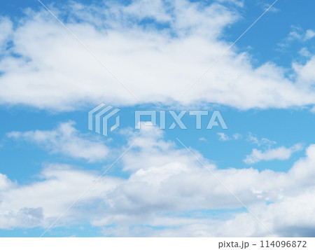 夏の青空と白い雲 114096872