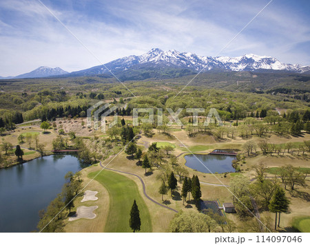 松ヶ峯の池と美しい妙高山 新潟県上越市(ドローンによる空撮) 松ヶ峯の池と美しい妙高山 新潟県上越市(ドローンによる空撮) 114097046