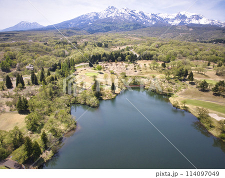松ヶ峯の池と美しい妙高山　新潟県上越市（ドローンによる空撮） 114097049
