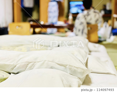 旅館で夜くつろぐ人と布団のイメージ 114097493