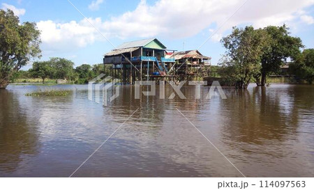 コンポンプルックの高床式建物【カンボジア】 114097563