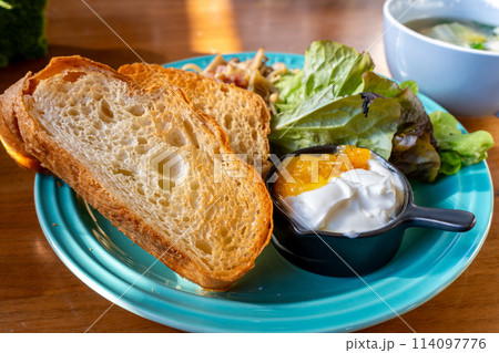 美味しそうな朝食ブレッドとヨーグルト 114097776