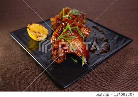 Delicious And Spicy Grilled Chicken Wings With Lemon Garnish Delicious And Spicy Grilled Chicken Wings With Lemon Garnish 114098307