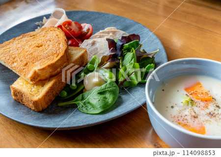 トーストとシチューの朝食 114098853