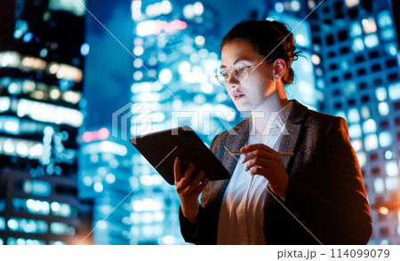 businesswoman using tablet pc 114099079