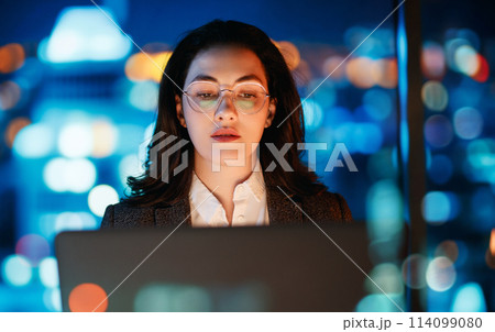 businesswoman working on laptop businesswoman working on laptop 114099080