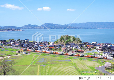 273系の新型やくも号8両編成が走る晴天の中海沿岸を古代出雲王陵の丘公園から眺めた春の美しい景色 273系の新型やくも号8両編成が走る晴天の中海沿岸を古代出雲王陵の丘公園から眺めた春の美しい景色 114100221