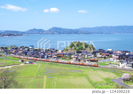 273系の新型やくも号8両編成が走る晴天の中海沿岸を古代出雲王陵の丘公園から眺めた春の美しい景色 114100228