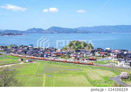 273系の新型やくも号8両編成が走る晴天の中海沿岸を古代出雲王陵の丘公園から眺めた春の美しい景色 114100229