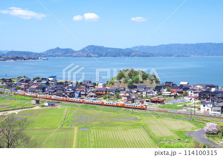 273系の新型やくも号8両編成が走る晴天の中海沿岸を古代出雲王陵の丘公園から眺めた春の美しい景色 114100315