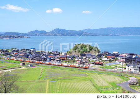 273系の新型やくも号8両編成が走る晴天の中海沿岸を古代出雲王陵の丘公園から眺めた春の美しい景色 114100316