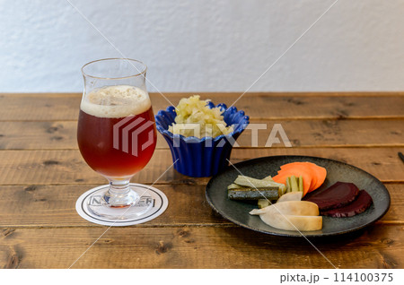 クラフトビールとおつまみ、グラスビール、黒ビール、ザワークラフト、ザワークラウト、漬物 114100375