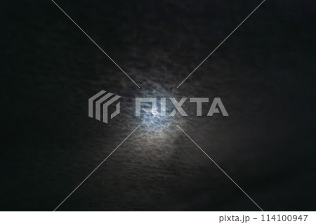 月輪に照らされる雲 114100947