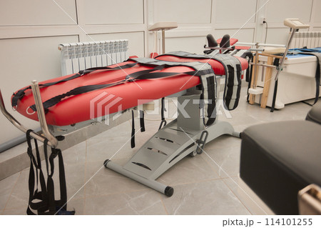 Product Red massage table with black straps for comfort in carmine room 114101255