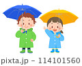 傘をさす雨具を身につけた子供たち 114101560